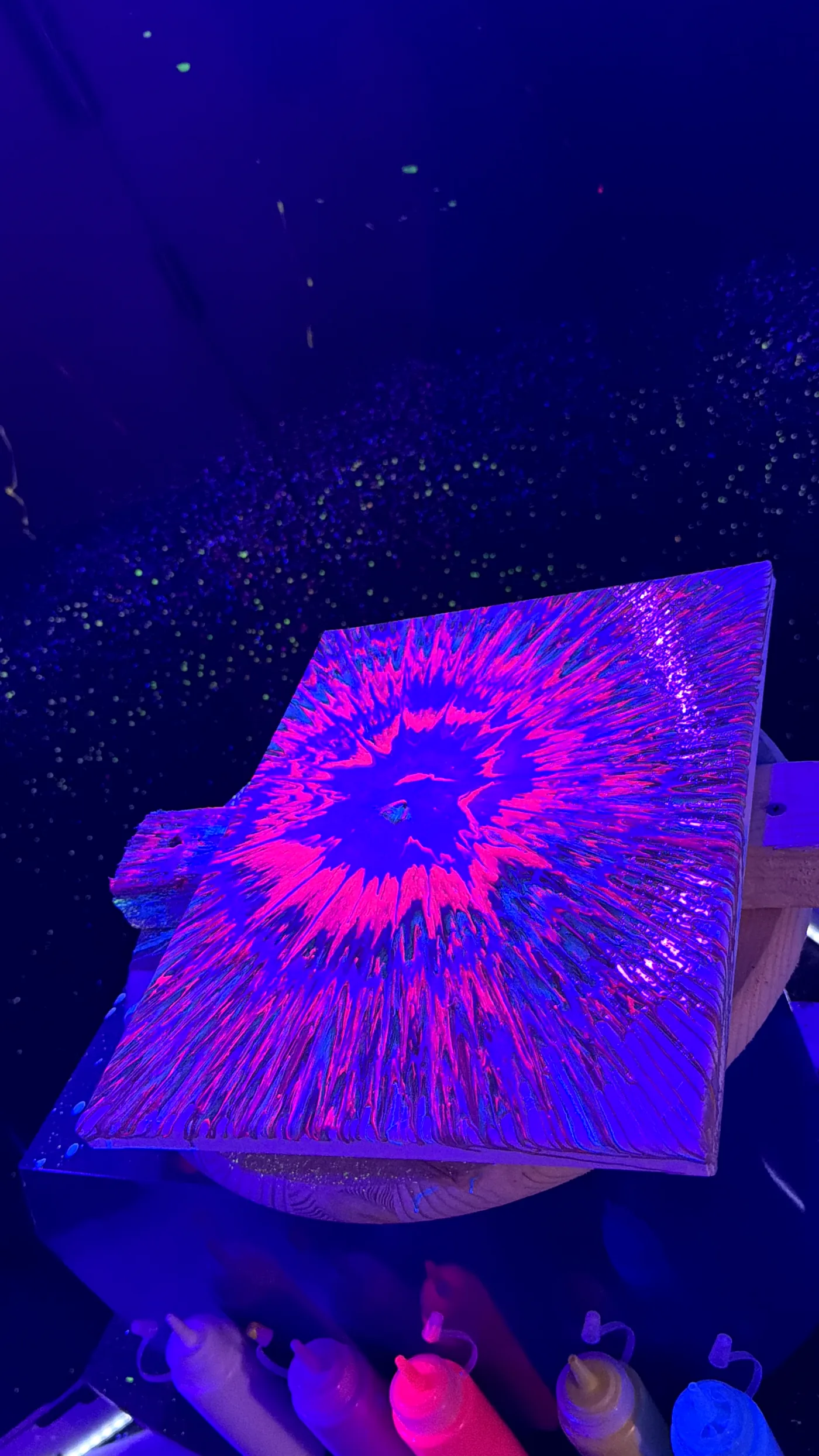 Fluid neon artwork